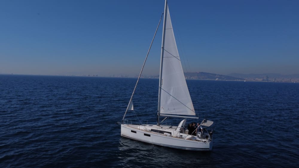 Spend 8h on the warm waters of Barcelona