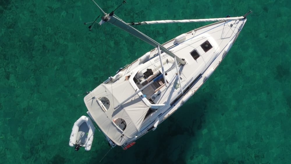 Spend 8h on the warm waters of Barcelona