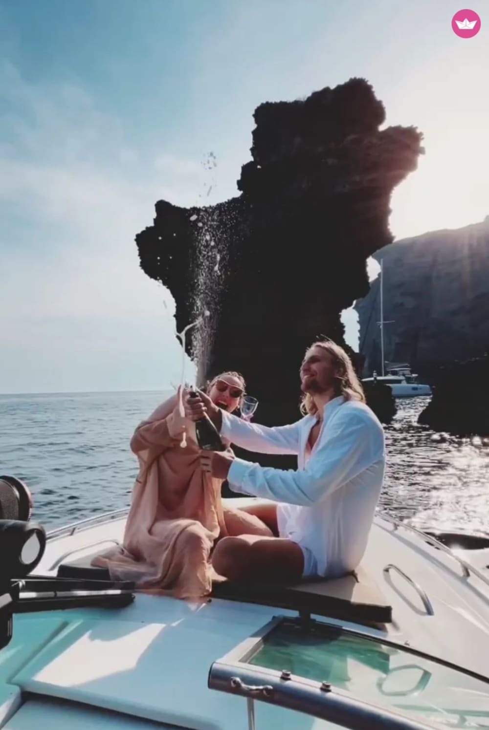 AKANTOU:Explore, Swim & Relax: Morning Private Speedboat Cruise around Santorini