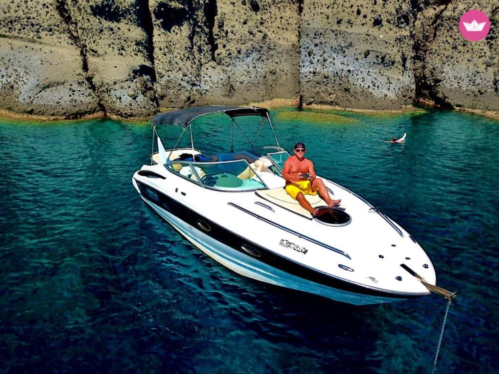 AKANTOU:Explore, Swim & Relax: Morning Private Speedboat Cruise around Santorini