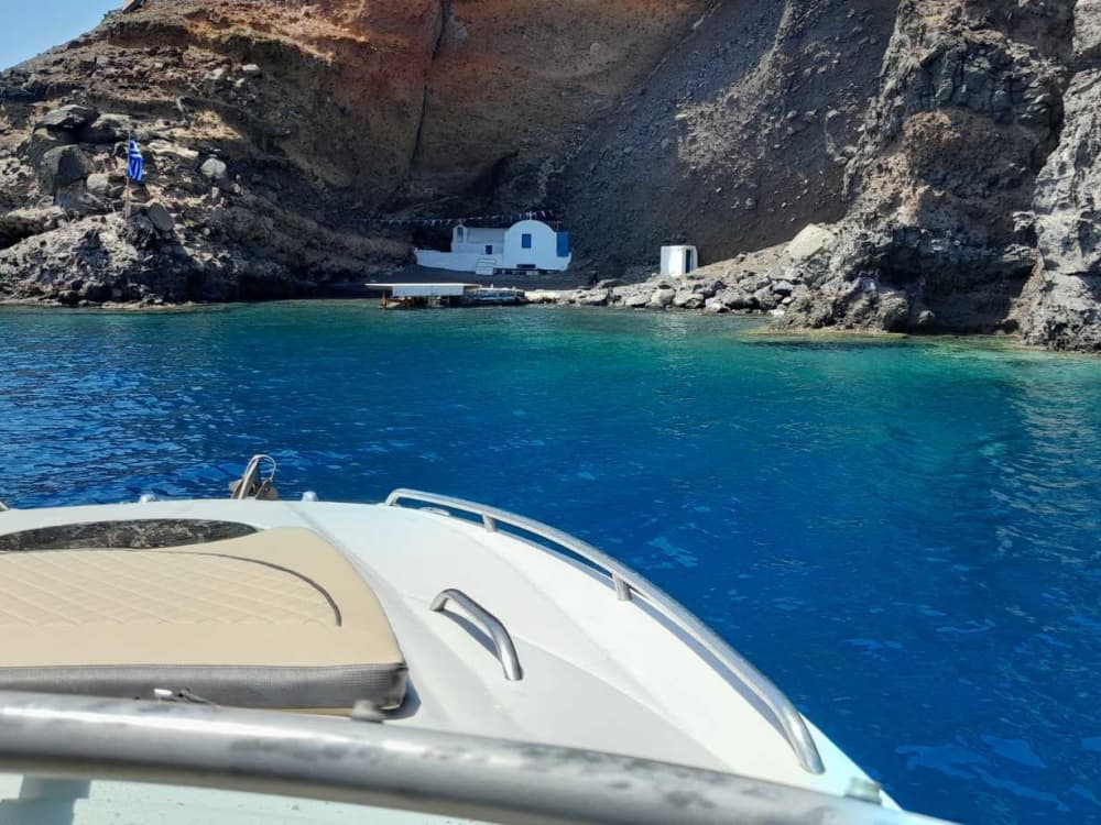 AKANTOU:Explore, Swim & Relax: Morning Private Speedboat Cruise around Santorini