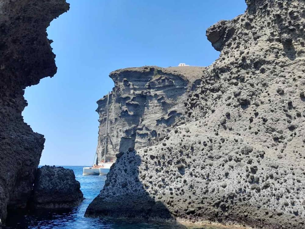 AKANTOU:Explore, Swim & Relax: Morning Private Speedboat Cruise around Santorini