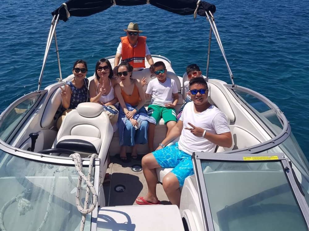 AKANTOU:Explore, Swim & Relax: Morning Private Speedboat Cruise around Santorini