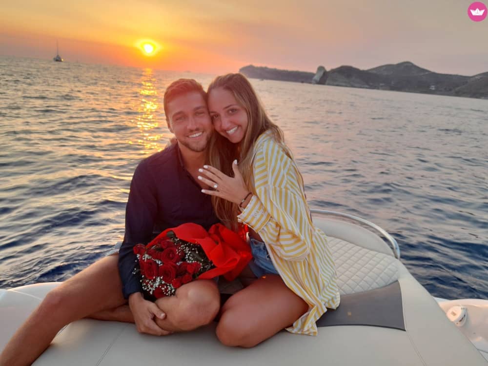 AKANTOU:Explore, Swim & Relax: Morning Private Speedboat Cruise around Santorini