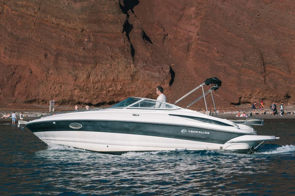 AKANTOU:Explore, Swim & Relax: Morning Private Speedboat Cruise around Santorini