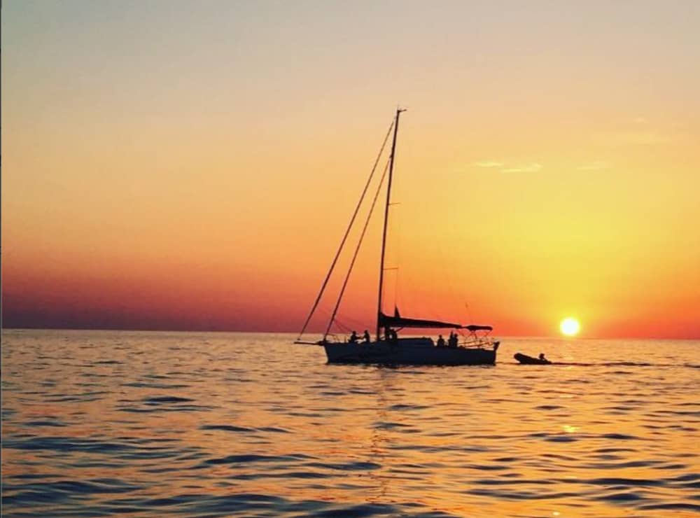 Ein perfektes Nachmittagserlebnis beim Segeln bei Sonnenuntergang – Stopp auf den Pakleni-Inseln