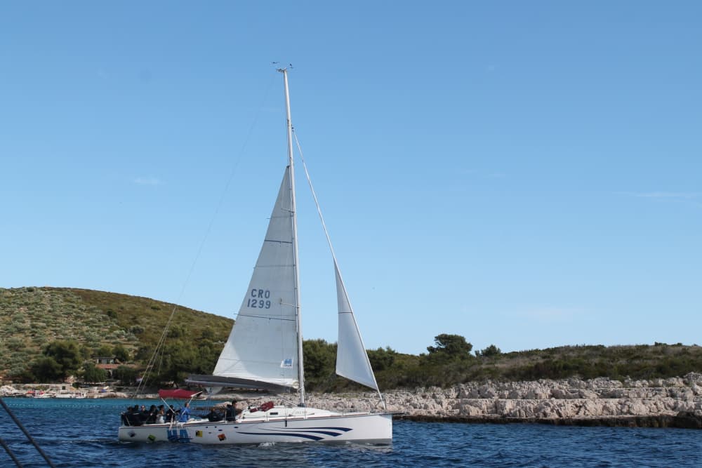 Idealne popołudniowe przeżycie żeglowania o zachodzie słońca – przystanek na Wyspach Pakleni
