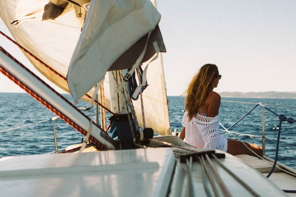 Idealne popołudniowe przeżycie żeglowania o zachodzie słońca – przystanek na Wyspach Pakleni