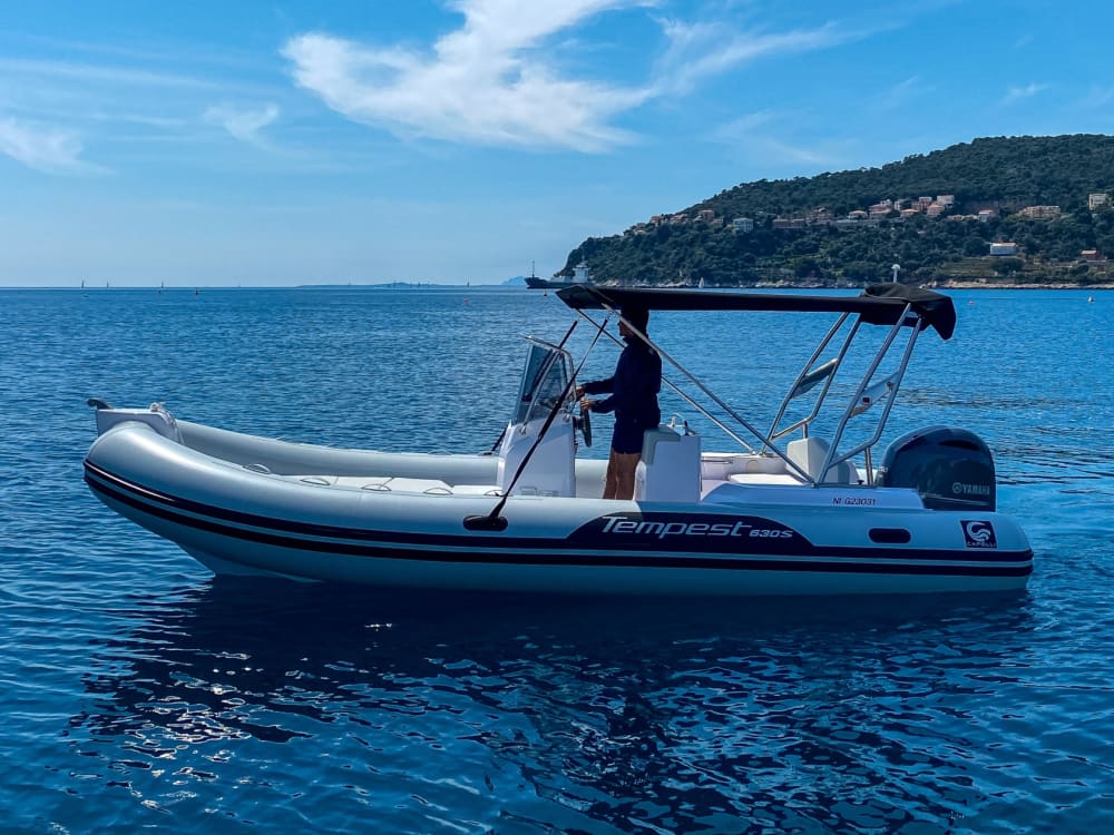 Απολαύστε μια ολόκληρη μέρα σε ένα μηχανοκίνητο σκάφος στο Saint-Jean-Cap-Ferrat