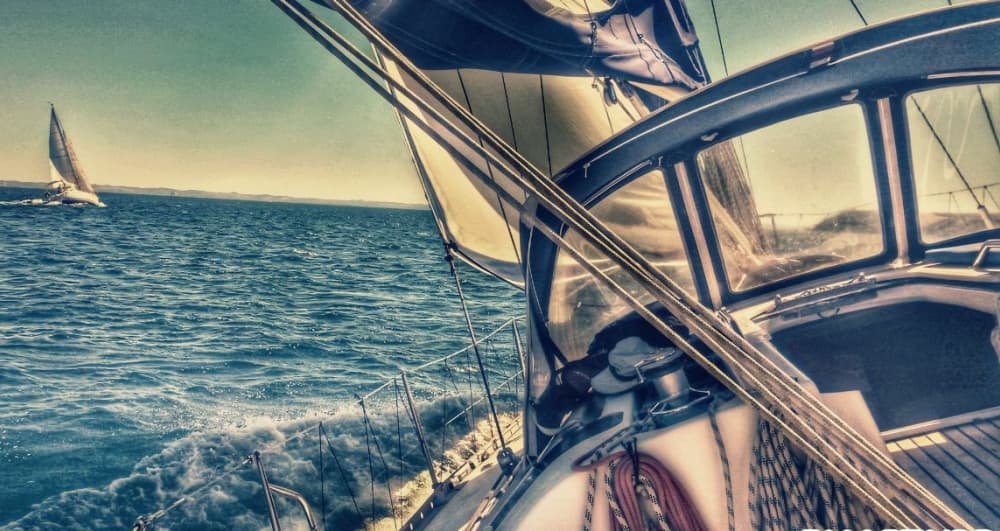 Explorez Brest et profitez d'une journée complète de navigation à voile.