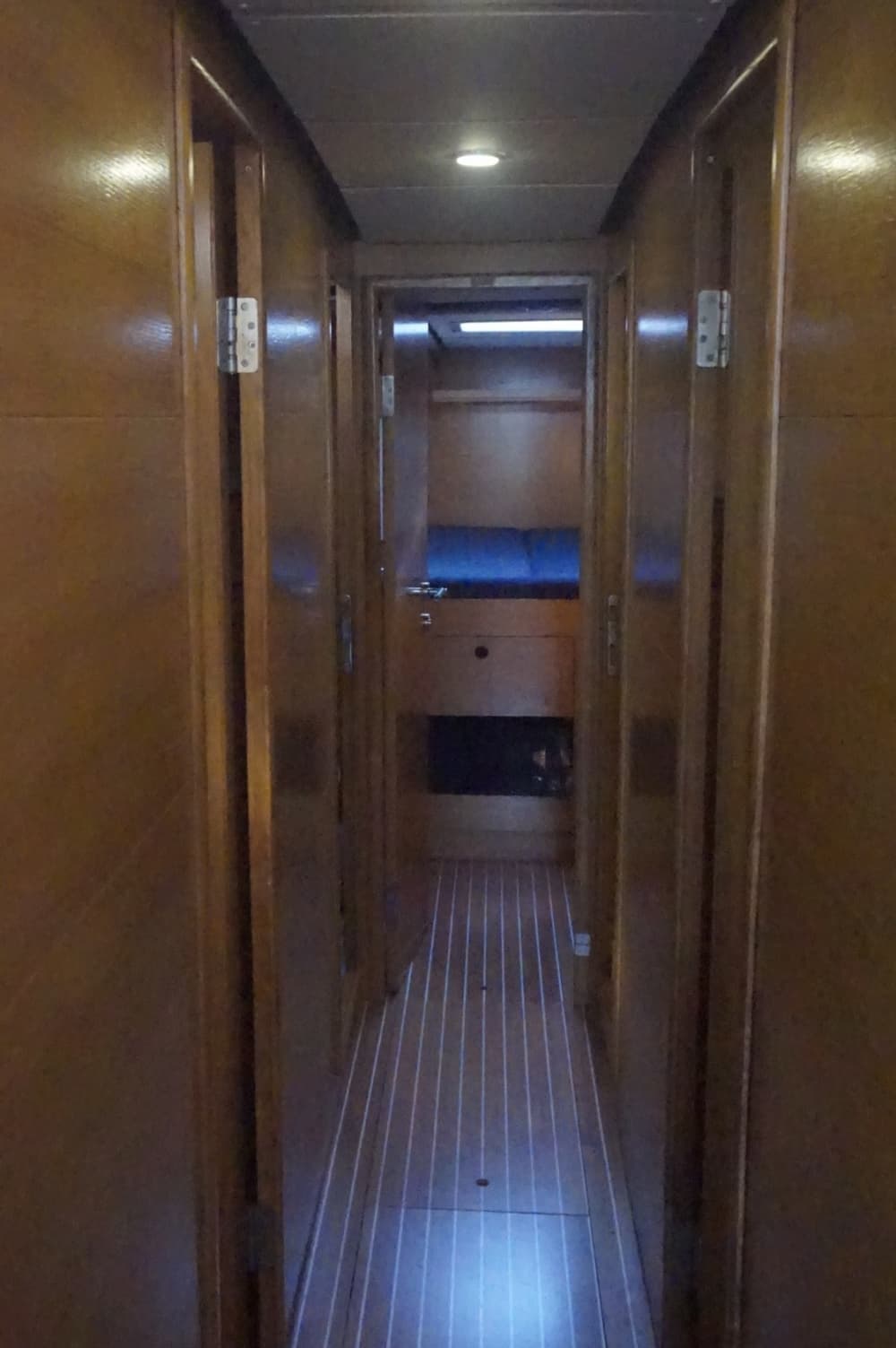 Una giornata alla scoperta di Porto San Giorgio: puro relax sulle acque cristalline del blu italiano.