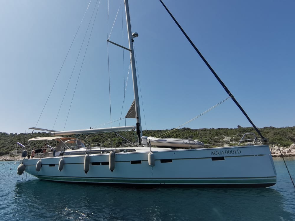 Una giornata alla scoperta di Porto San Giorgio: puro relax sulle acque cristalline del blu italiano.