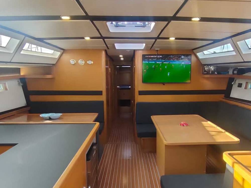 Una giornata alla scoperta di Porto San Giorgio: puro relax sulle acque cristalline del blu italiano.