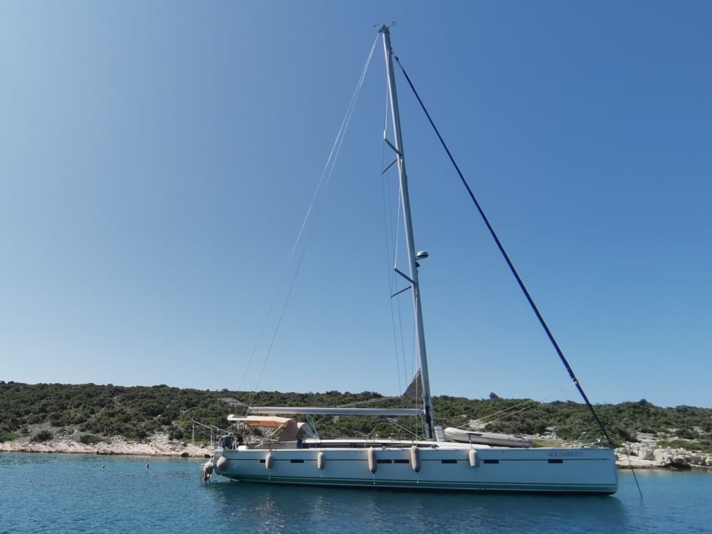Una giornata alla scoperta di Porto San Giorgio: puro relax sulle acque cristalline del blu italiano.