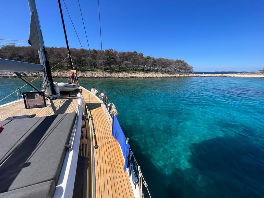 Una giornata alla scoperta di Porto San Giorgio: puro relax sulle acque cristalline del blu italiano.