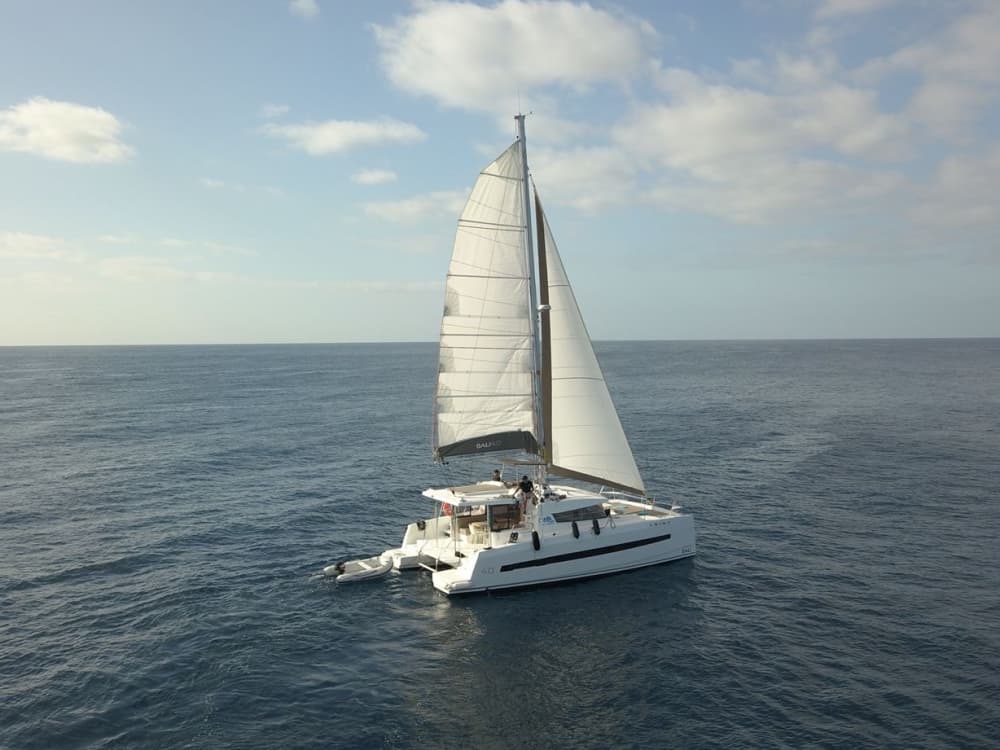 Marbella en catamaran de luxe : 6 heures de nature et de paysages