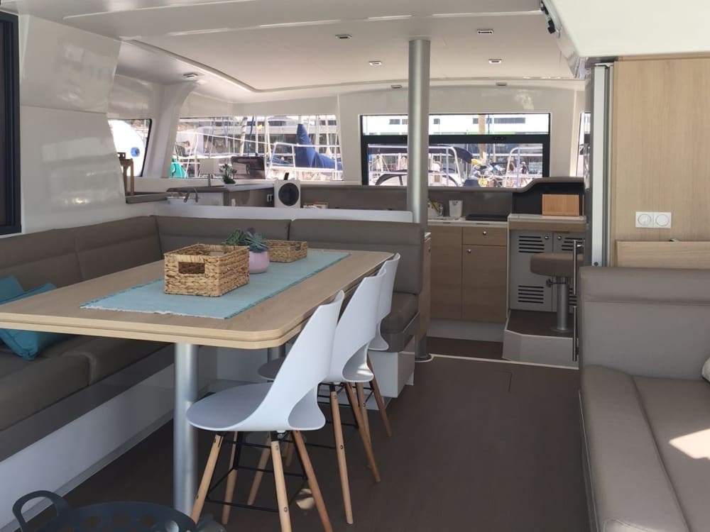 Disfruta la exclusiva Puesta de Sol en el Mar desde Puerto Banus en Catamarán de lujo  - Tour 2h