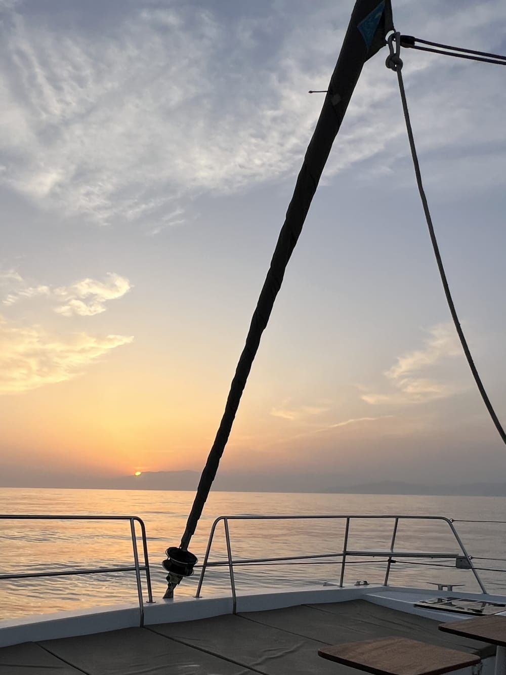 Disfruta la exclusiva Puesta de Sol en el Mar desde Puerto Banus en Catamarán de lujo  - Tour 2h