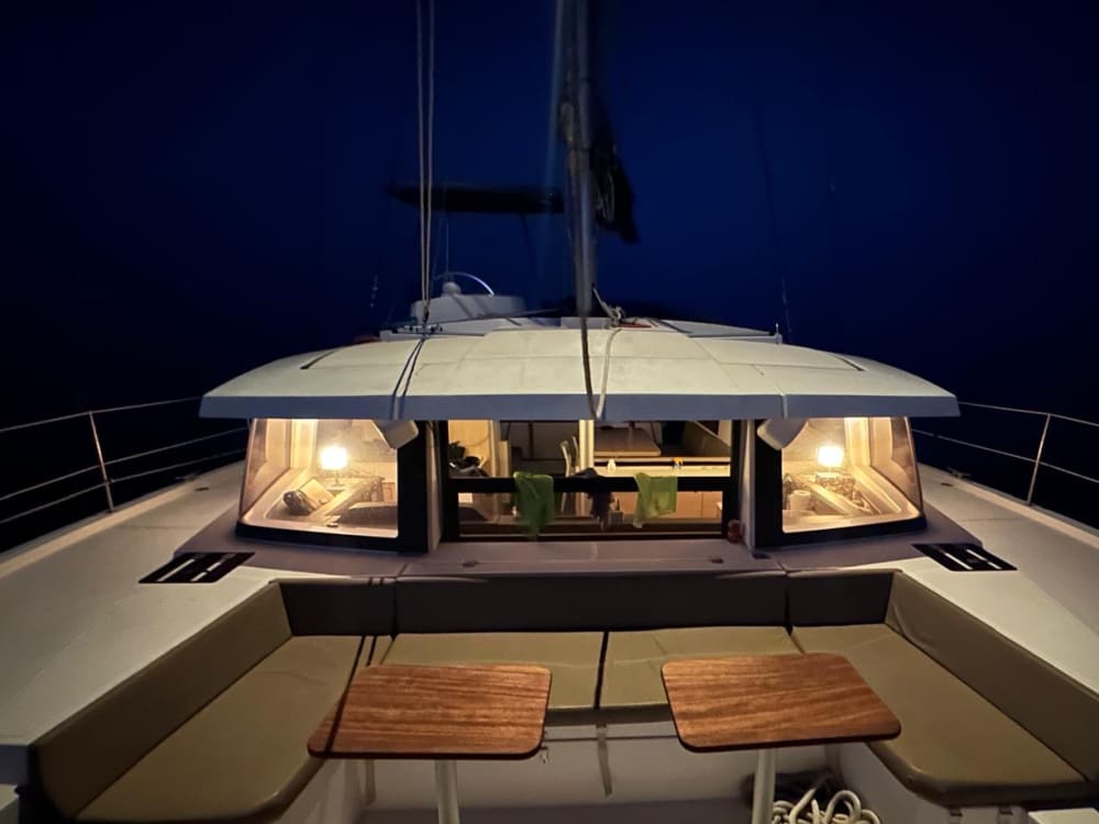 Disfruta la exclusiva Puesta de Sol en el Mar desde Puerto Banus en Catamarán de lujo  - Tour 2h