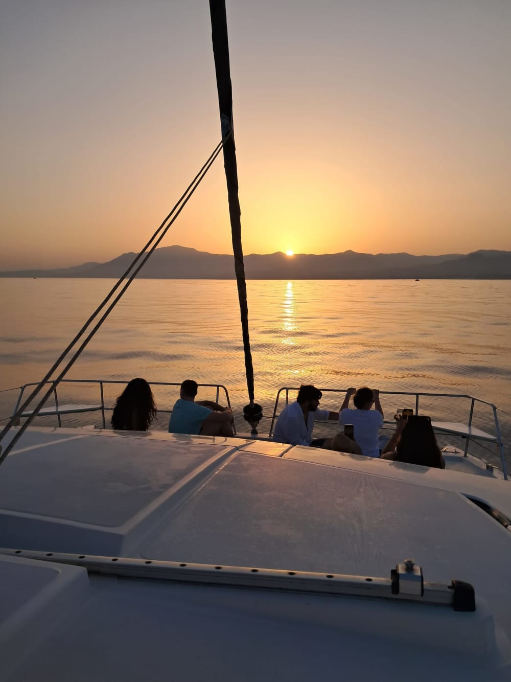 Disfruta la exclusiva Puesta de Sol en el Mar desde Puerto Banus en Catamarán de lujo  - Tour 2h