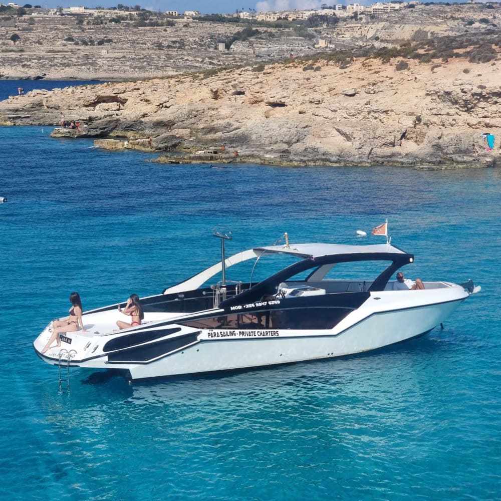 Goditi 3 ore e mezza di sole su un motoscafo a Malta.