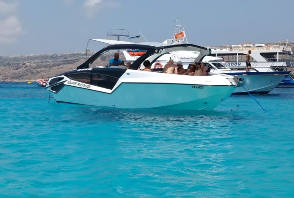 Goditi 3 ore e mezza di sole su un motoscafo a Malta.