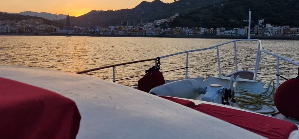Twilight Tides & Dolphin Dreams: En solnedgångskryssning i Taormina Bay