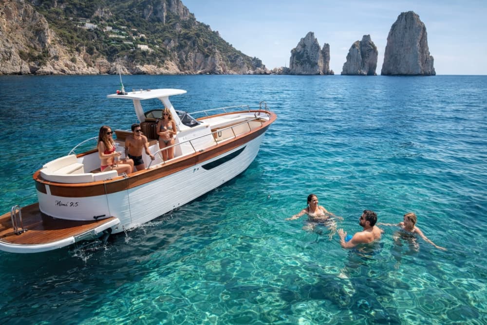 Κάπρι σε 7 ώρες: Μια αποκλειστική εκδρομή ανάμεσα στους βράχους Grotticelle και Faraglioni με το Mimì 9.5 Elite