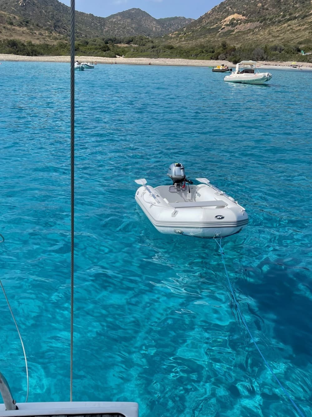 Excursión privada en velero de 9 horas en Cagliari.