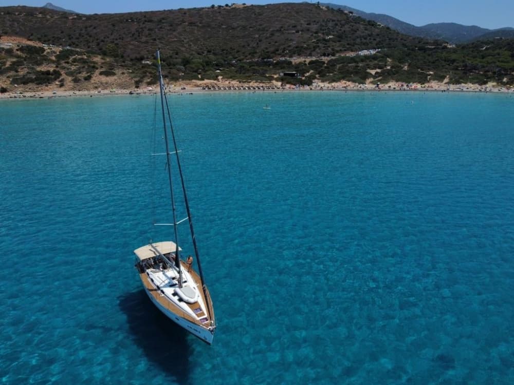 Escursione privata in barca a vela di 9 ore a Cagliari
