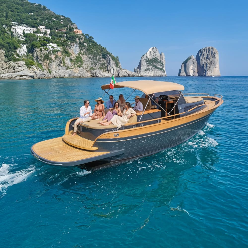 Capri: Private Bootstour mit Grotten, Faraglioni & Schwimmen