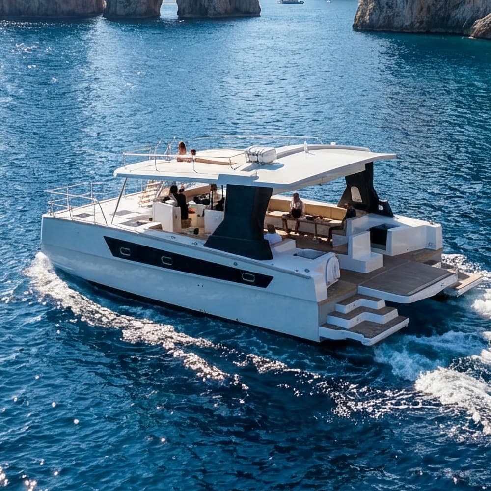 Esplora Capri con un tour in barca di un'intera giornata con sbarco per visitare la città.