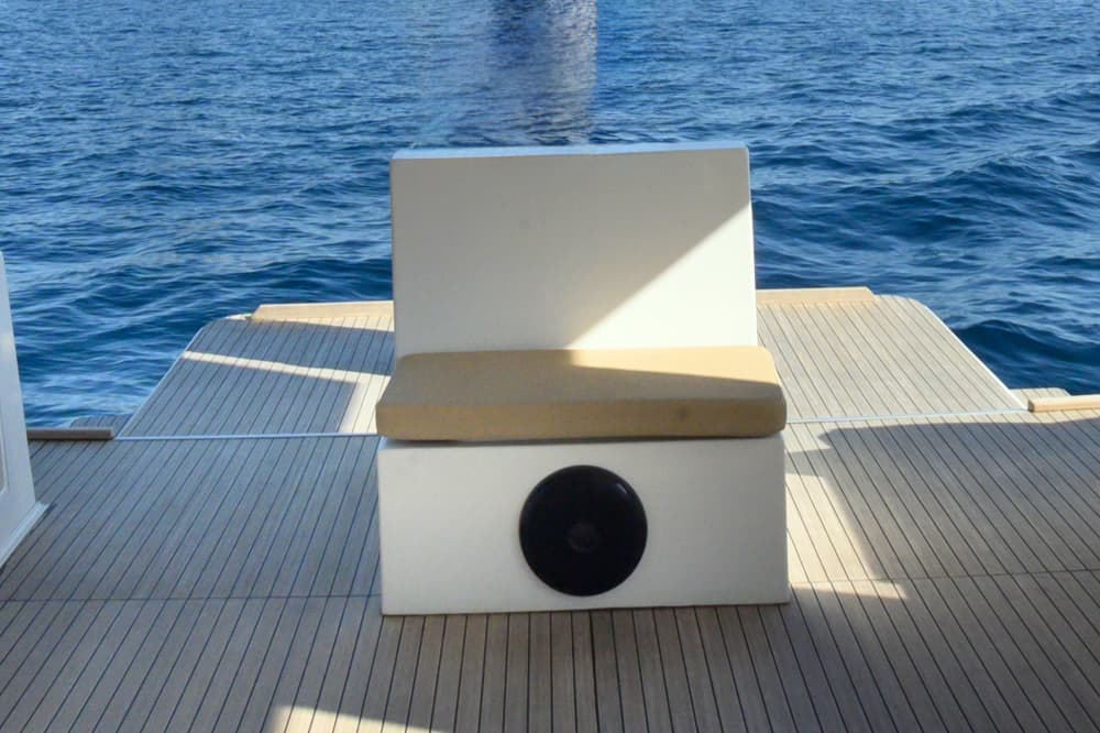 Esplora Capri con un tour in barca di un'intera giornata con sbarco per visitare la città.