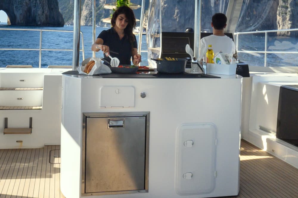 Esplora Capri con un tour in barca di un'intera giornata con sbarco per visitare la città.
