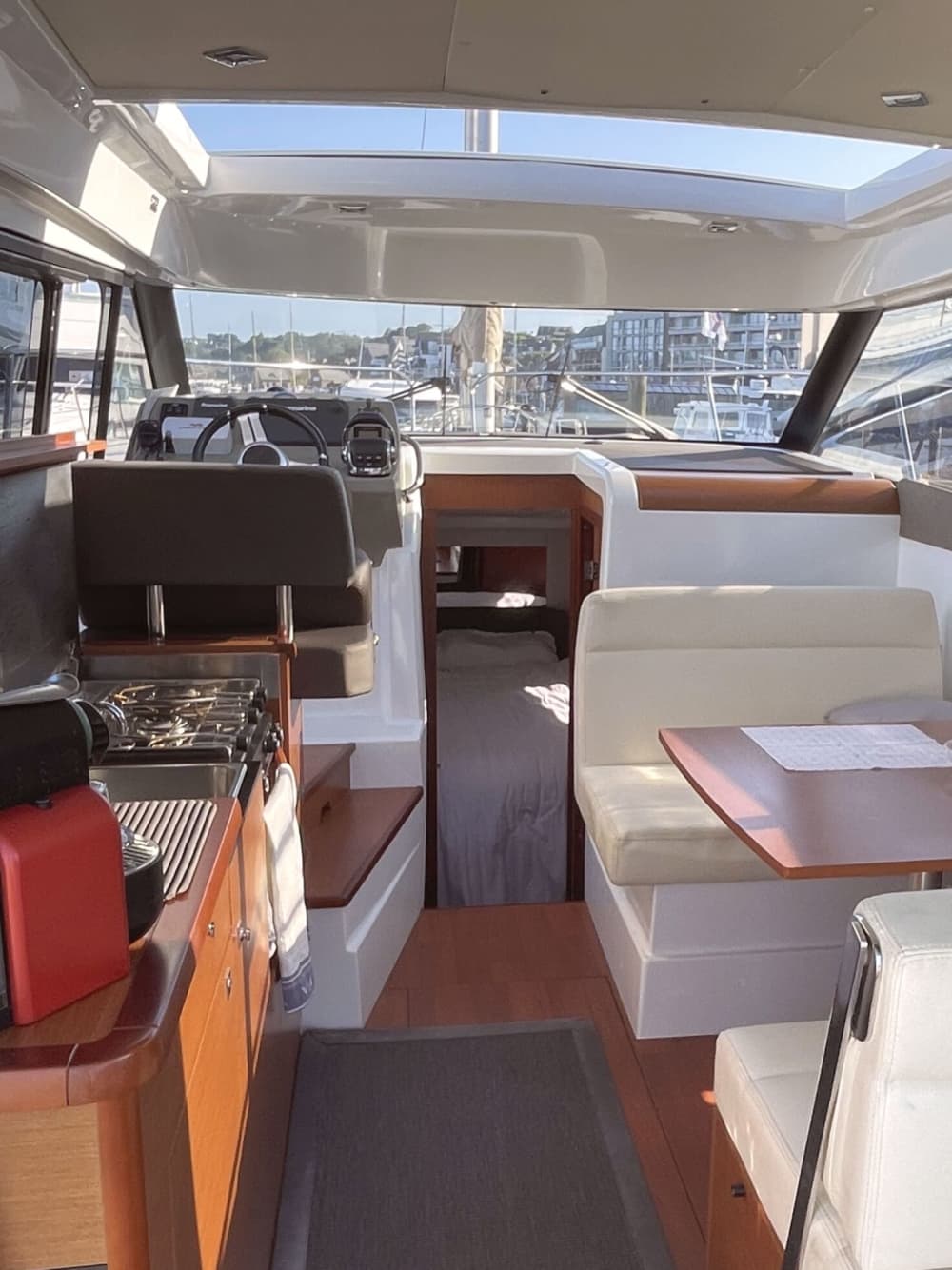 Живи ради волн: полудневная поездка в Перрос-Гирек на борту яхты Jeanneau NC9.