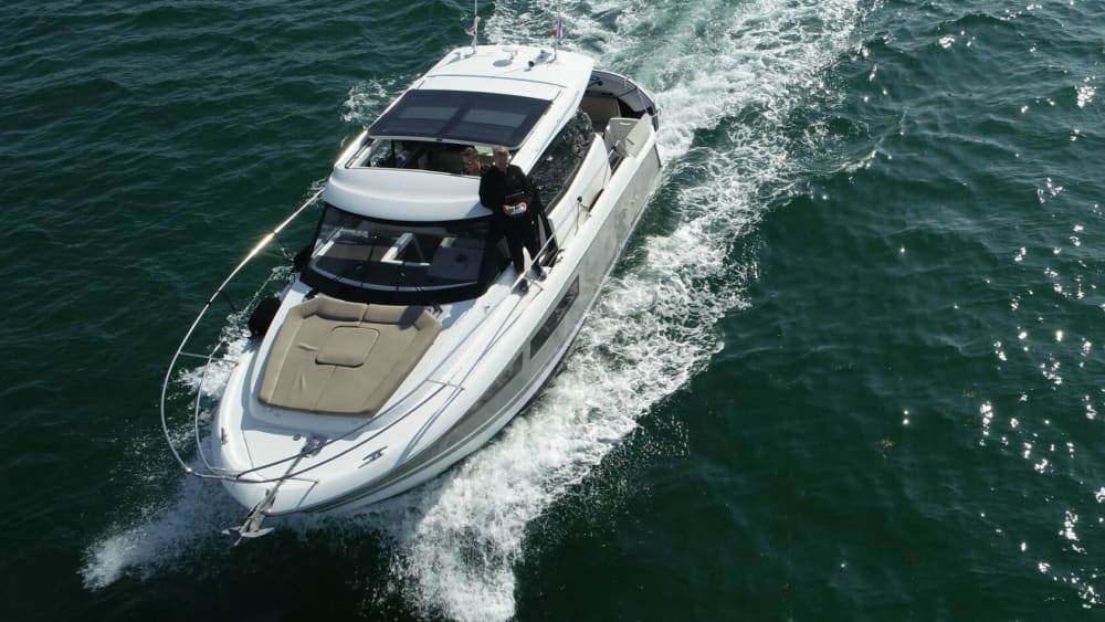 Живи ради волн: полудневная поездка в Перрос-Гирек на борту яхты Jeanneau NC9.