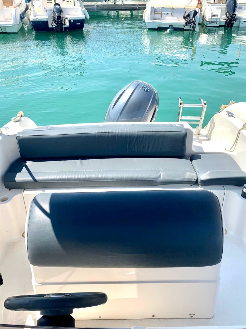 Huur een motorboot voor 3,5 uur plezier.