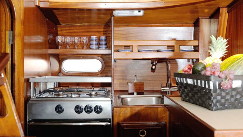 Njut av en dag till sjöss i Alicante på en segelbåt