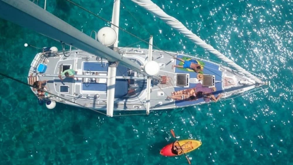 Njut av en dag till sjöss i Alicante på en segelbåt