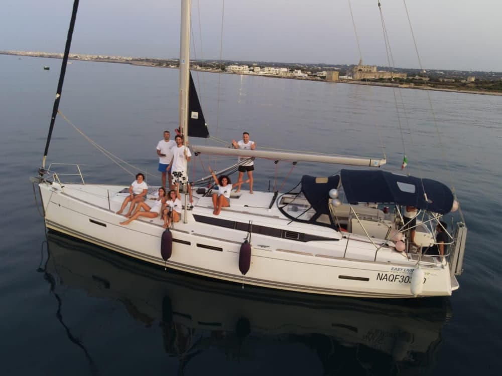 Een dagtocht zeilen in Polignano a Mare op een zeilboot.