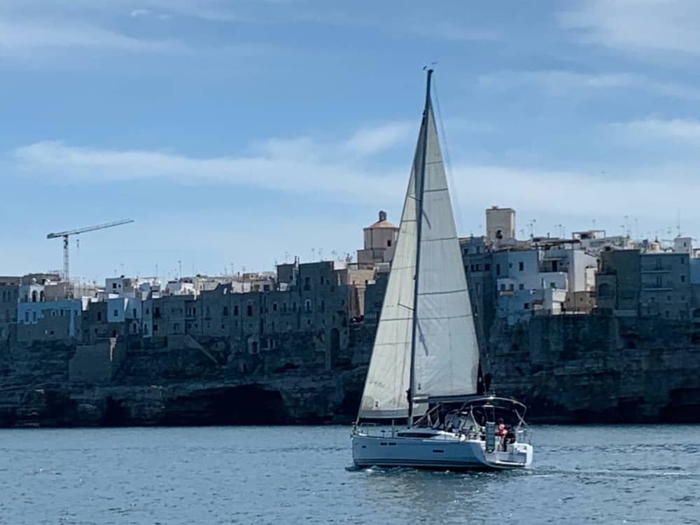 Een dagtocht zeilen in Polignano a Mare op een zeilboot.