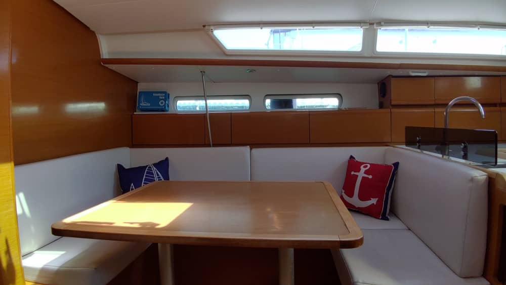 Een dagtocht zeilen in Polignano a Mare op een zeilboot.