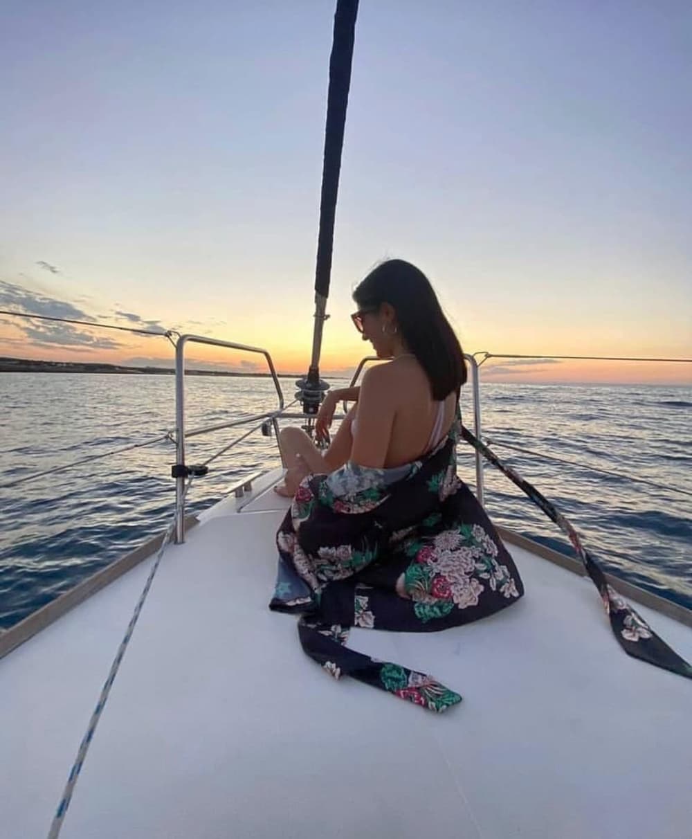 Een dagtocht zeilen in Polignano a Mare op een zeilboot.