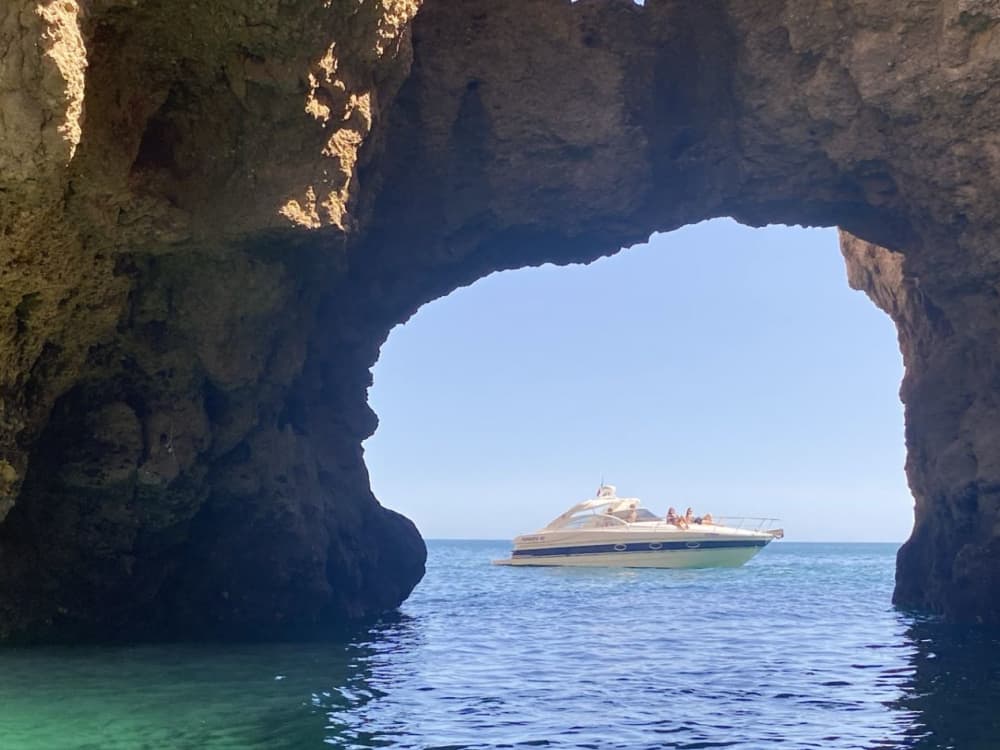 Między klifami a sekretnymi plażami – 3-godzinny rejs z Lagos