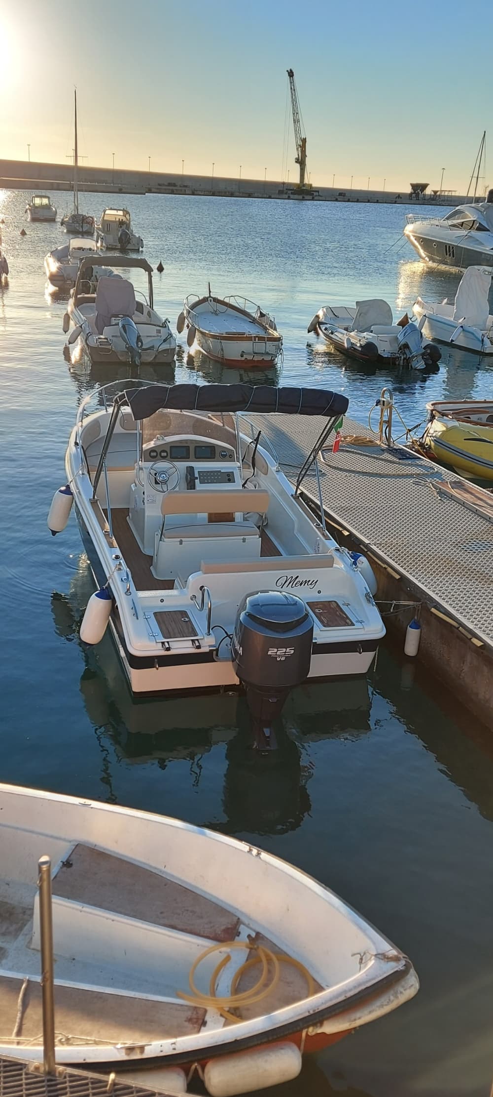 La tua barca a motore privata per una giornata intorno a Monopoli