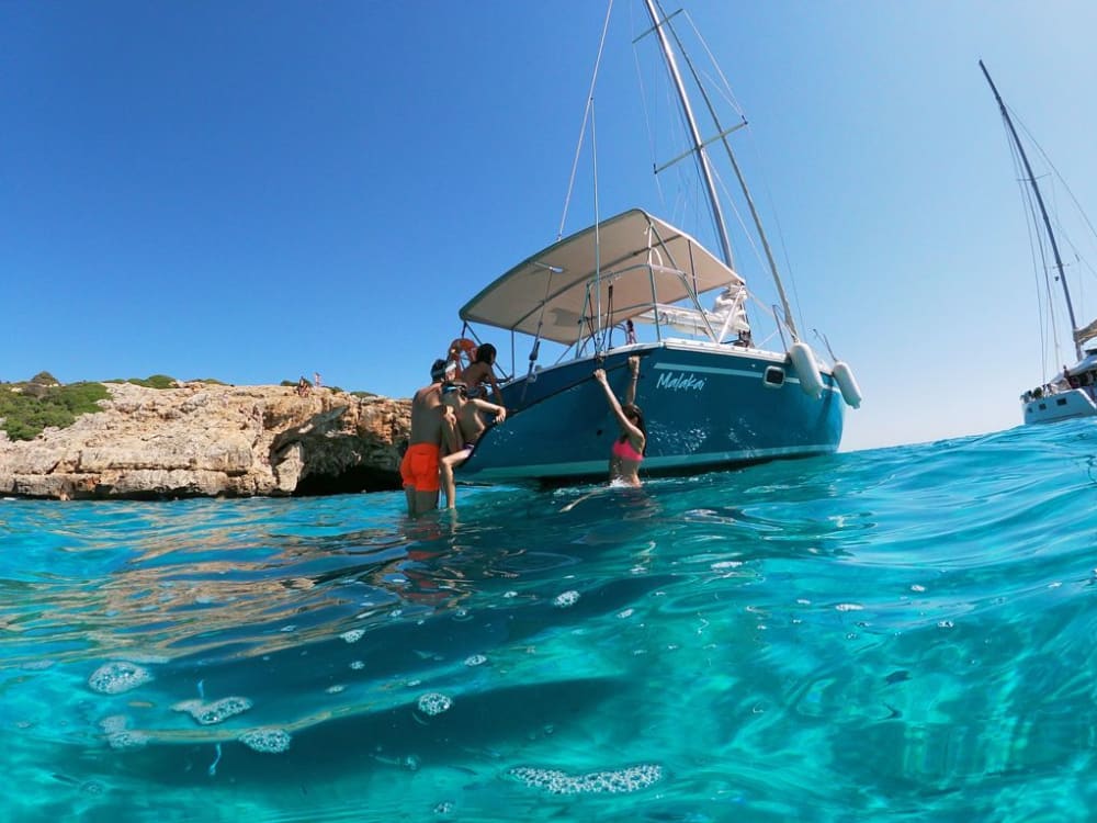 Full-day sailing experience in Porto Cristo