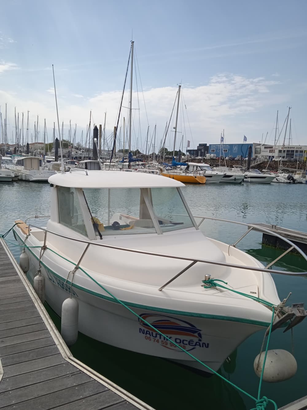 Leef voor de golven: een halve dagtrip naar Les Sables-d'Olonne aan boord van een motorboot.