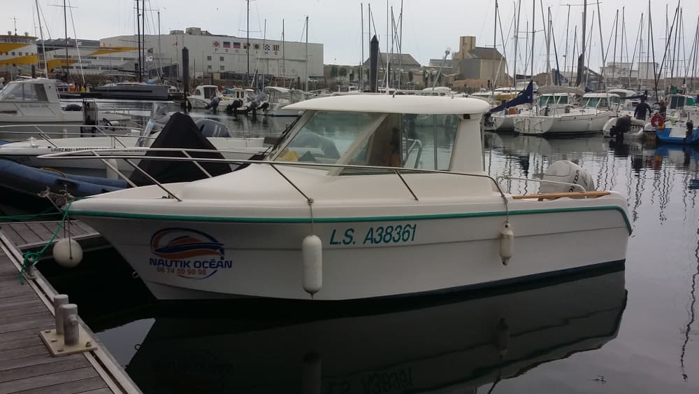 Leef voor de golven: een halve dagtrip naar Les Sables-d'Olonne aan boord van een motorboot.