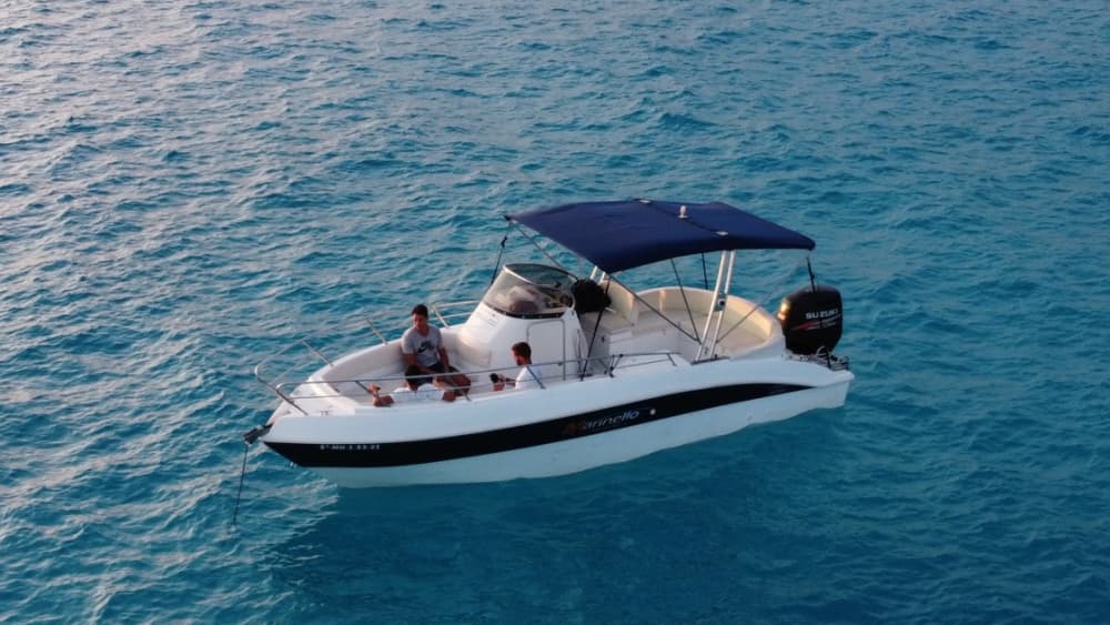 8 ore di sole e acque turchesi intorno alla Ciutadella di Minorca