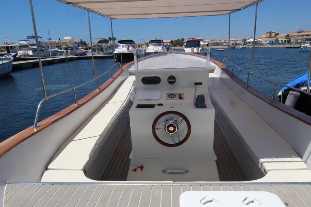 3h45 in Marzamemi: Half-day boat rental on this Gozzo Gozzo